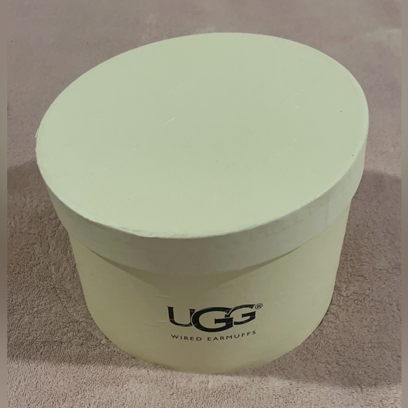 One Size Vintage Ugg Earmuffs & Gloves
- Sheepskin (from 2010s) - Picture 5 of 6